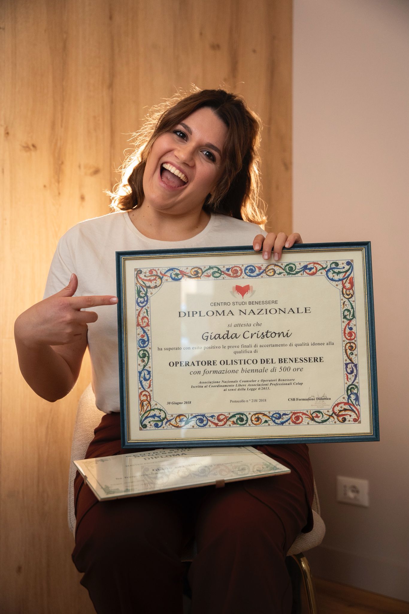 Operatore olistico che esegue un massaggio